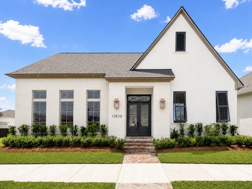 Front elevation of a custom home in The Lakes at Harveston built by Dupree Construction in Baton Rouge.